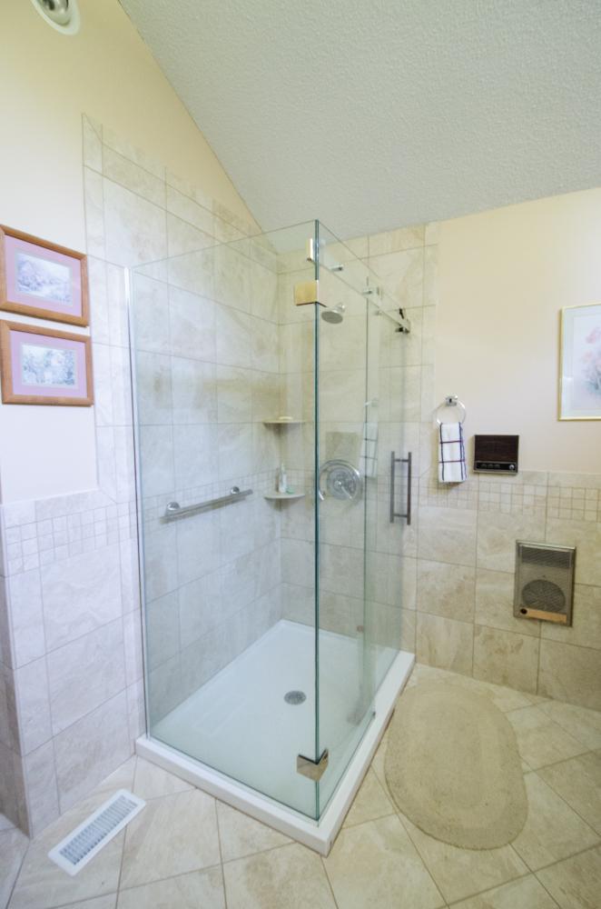 Low Entry Shower Stall, straight safety handlebar, corner shower shelves