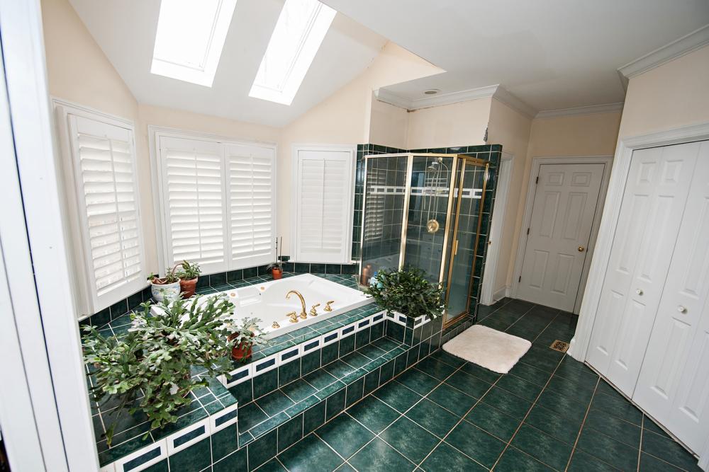 Dated colors, garden tub, and wasted space