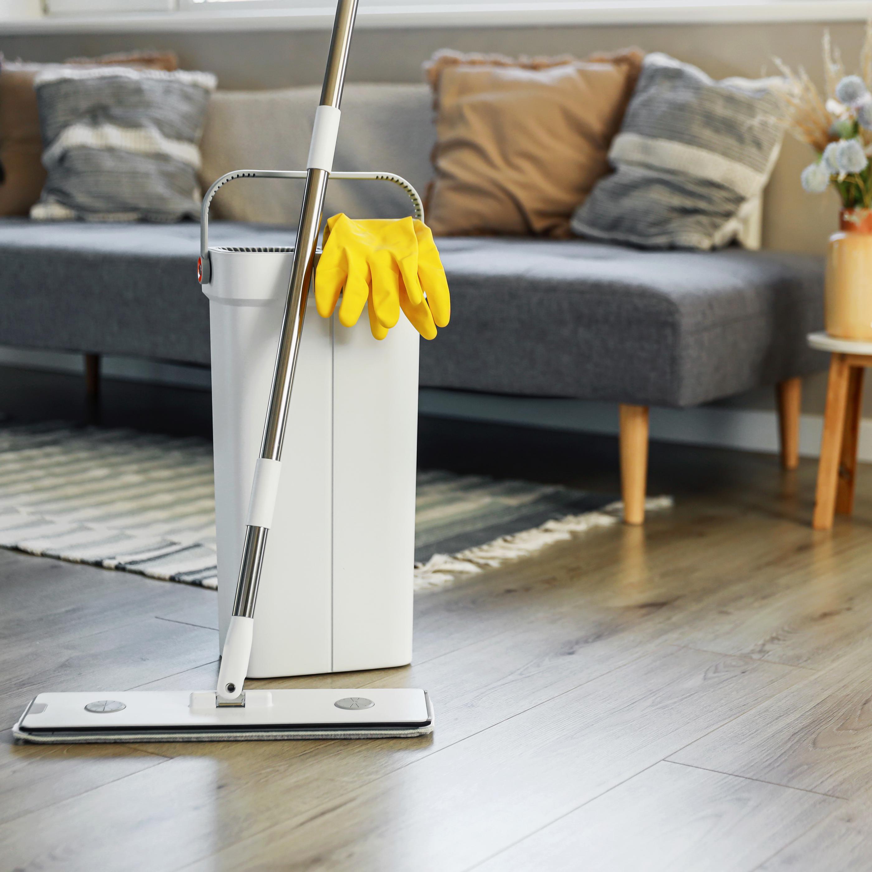 Clean laminate floor surface, easy to maintain and resistant to stains.