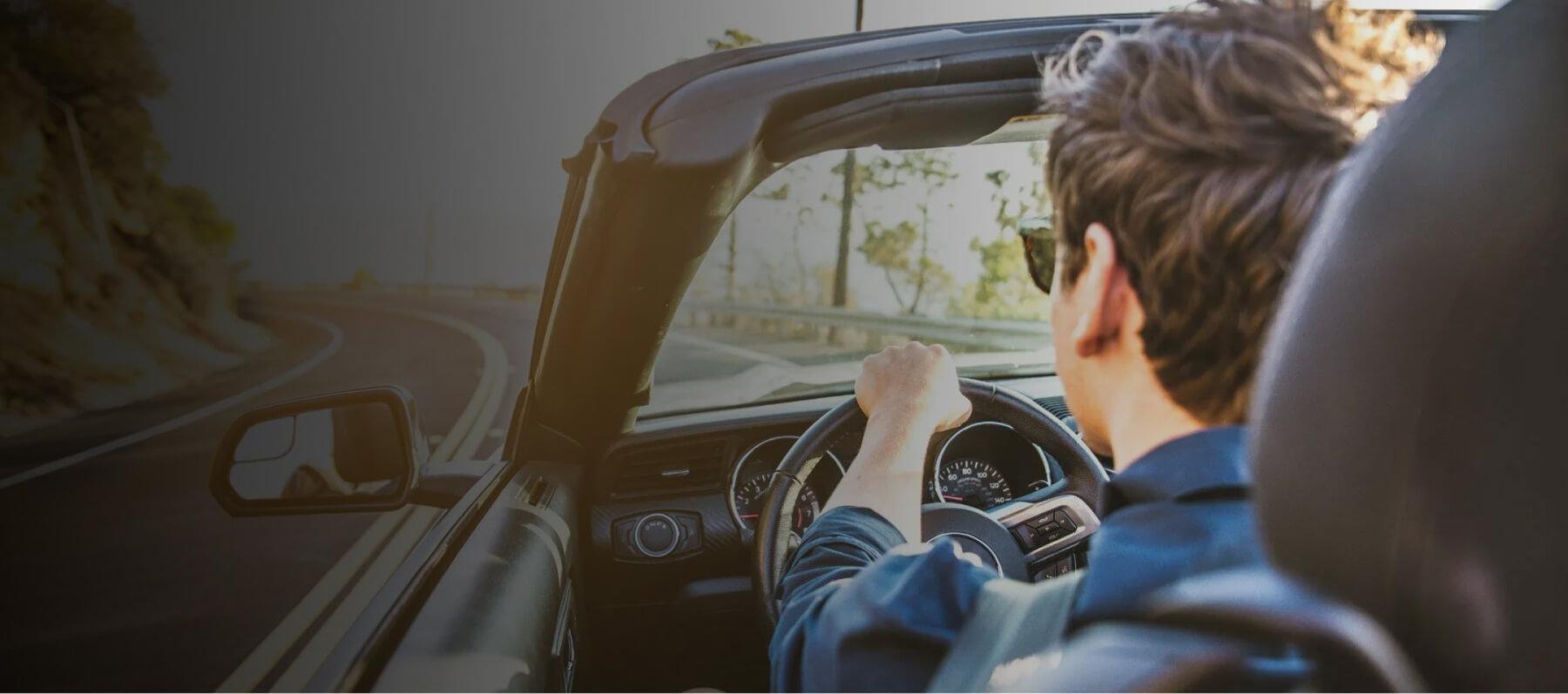 А мой парень едет на. Удовольствие от скорости. А мой парень едет на. А мой мальчик едет на девятке по автостраде. Кабриолет уезжает в закат.